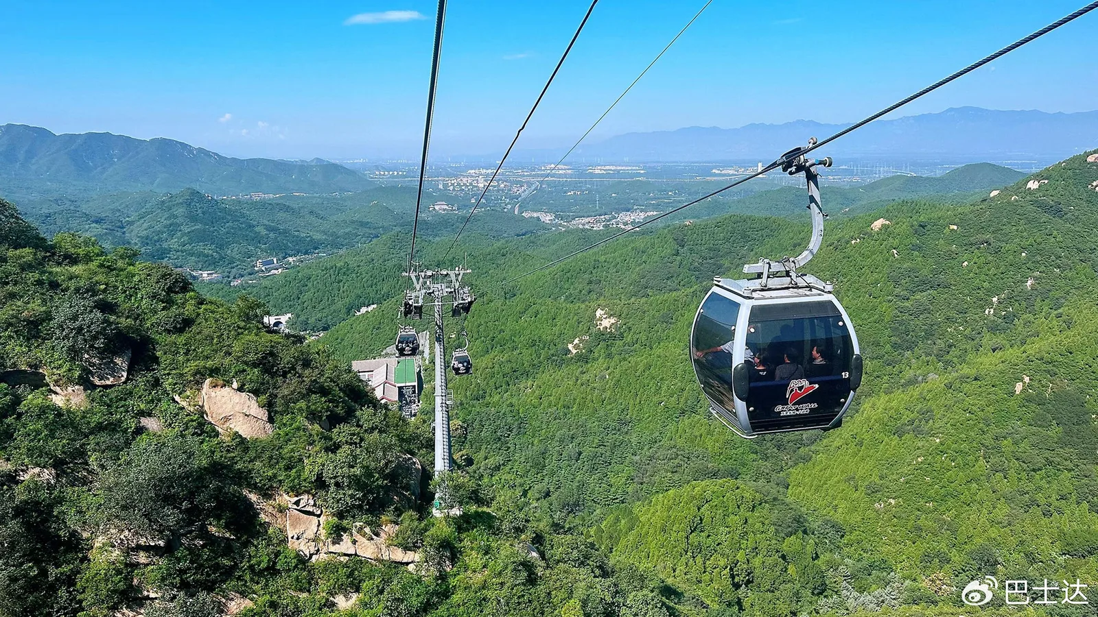 Badaling Great Wall cable car above a green valley