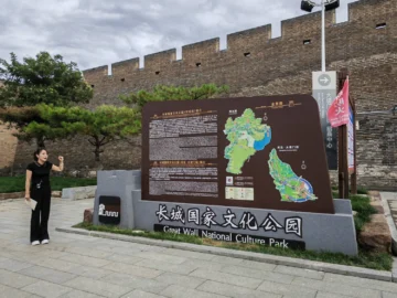 Visitor map board beside a Great Wall section