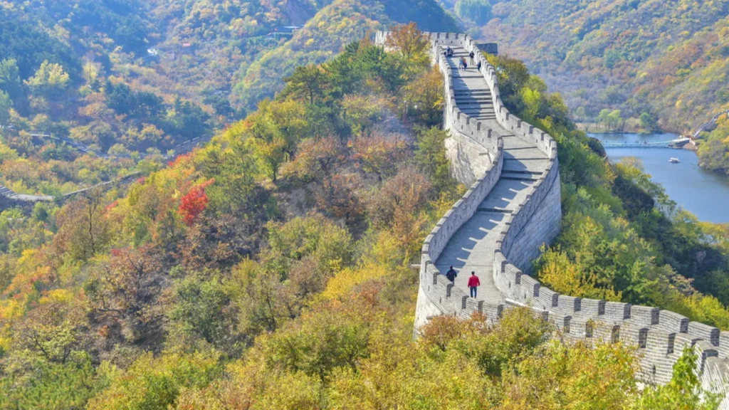 Huanghuacheng Water Great Wall ridge path above the lake