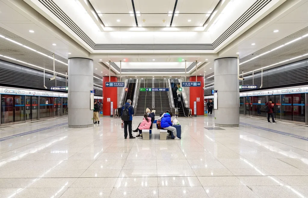 Beijing Subway Line 10 platform at Fengtai Railway Station