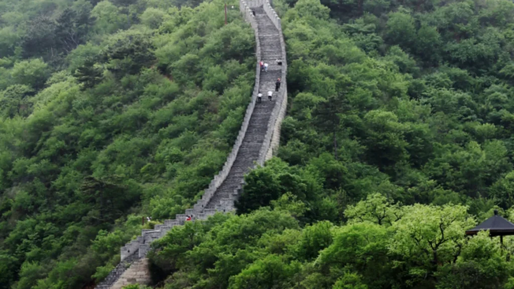 Huanghuacheng Water Great Wall descending toward the lakeside