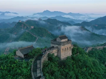 Jinshanling Great Wall watchtowers and mountain ridges in morning mist