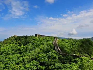 Mutianyu Great Wall green ridge for visitors traveling from Wangfujing