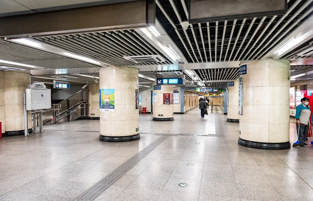 Xizhimen subway station concourse used for transfers toward Beijing North Railway Station