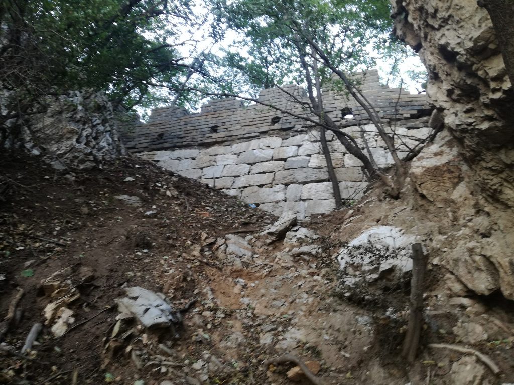 Rough path below a wall section at Jiankou Great Wall